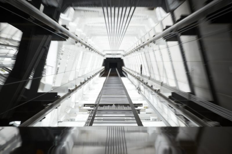乘坐通往350m高處的天空迴廊的高速直達電梯時，透過電梯上方的透明玻璃往上看的風景；圖片提供：日建設計／Photography：Ryota ATARASHI