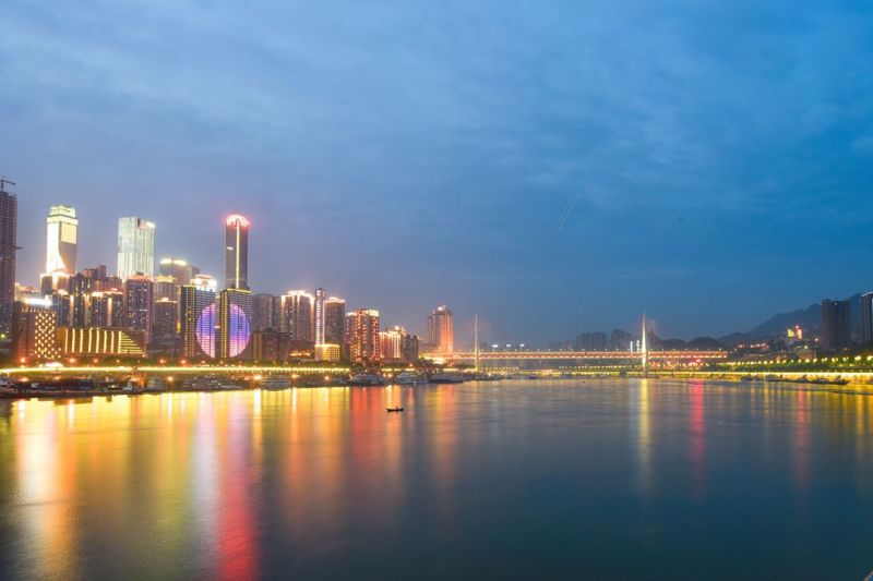 長江與嘉陵江交會口的夜景，耀眼的燈火與美麗的倒影，殺了許多快門數！（攝影：Ryan Ko、Tiffany Ku）