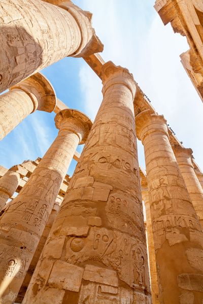 卡納克神殿有許多高大的石柱，上面刻著滿滿的埃及故事。（圖片來源：123RF）