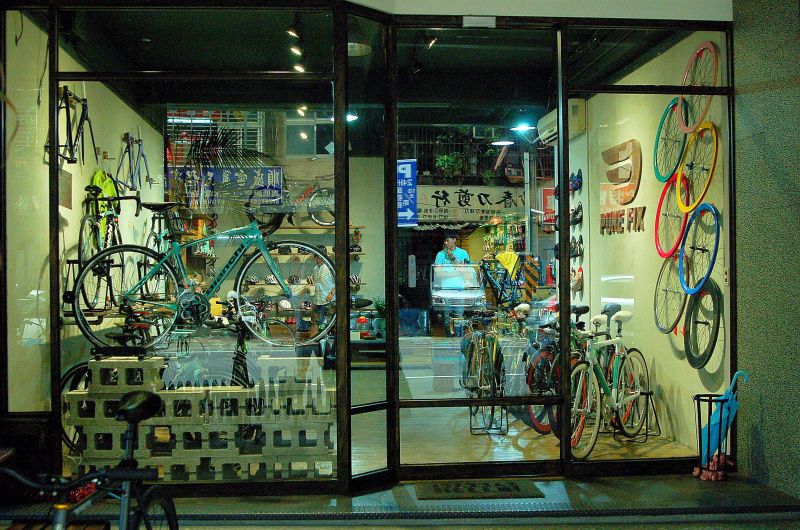 隔著一道玻璃帷幕，《閃電鐵馬》超脫出一般自行車店的框架，進而昇華至更高深莫測的境界之中。(蔡克辰攝)