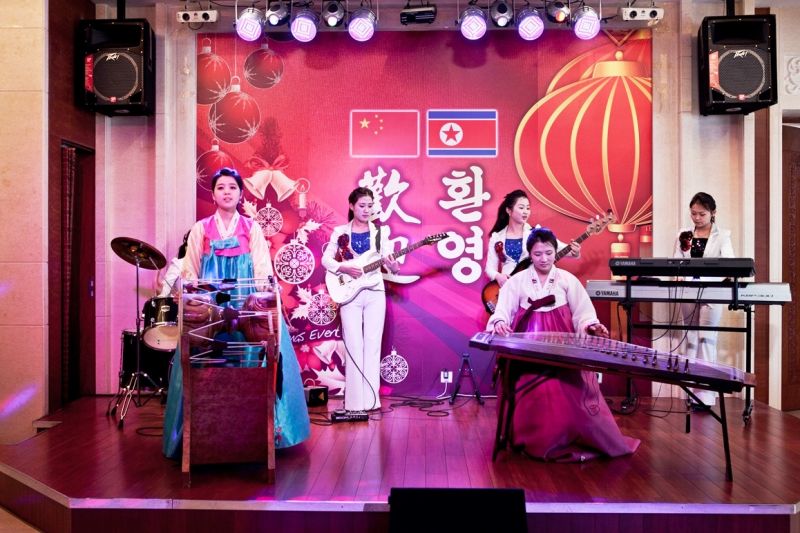 丹東的許多朝鮮餐廳中還會安排地道的朝鮮歌舞表演。