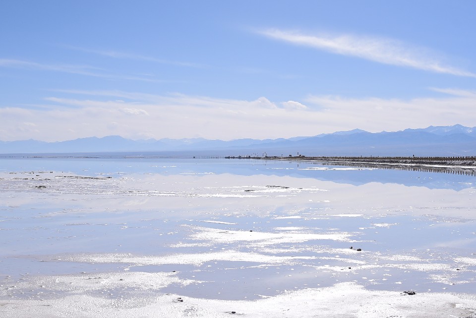 從遠處看見茶卡鹽湖的湖面上佈滿了白色結晶，原以為是雪，走近看，才發現原來是鹽的結晶！(圖片/欣傳媒提供)