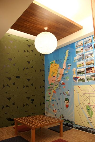 小和室牆面上一整面台東旅遊地圖，提供旅遊資訊。（鐘玉霞攝影）