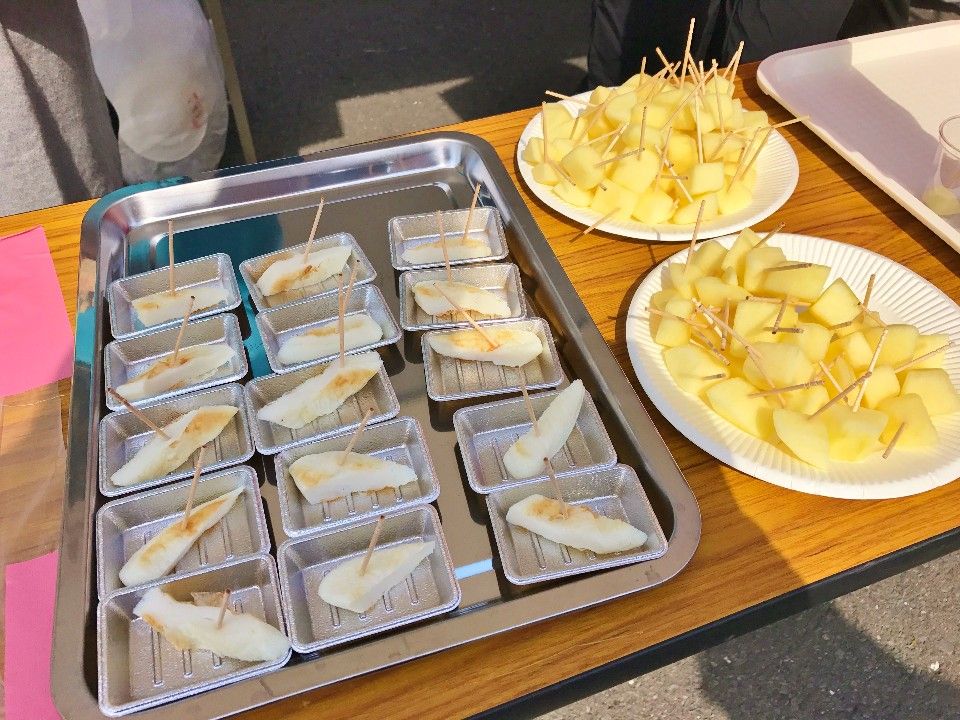 扎實美味的魚餅，以及新鮮香甜蘋果。(photo by 百穗)