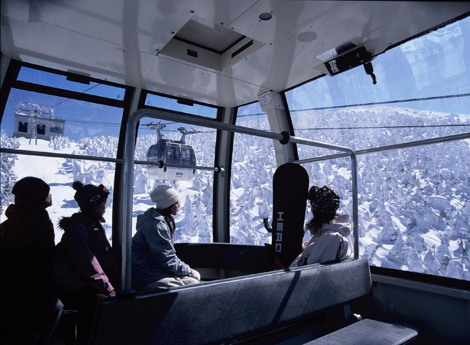 藏王溫泉滑雪場-搭乘纜車上山，飽覽樹冰奇景