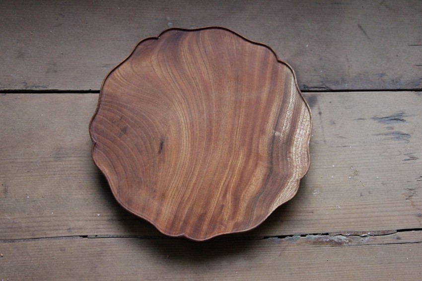 Fujino studio 製作木盤（NT$3,000），直徑 17.5 公分，觸感質地佳。造型可作為裝飾，也可以擺放食 物或物件。（Fion提供）