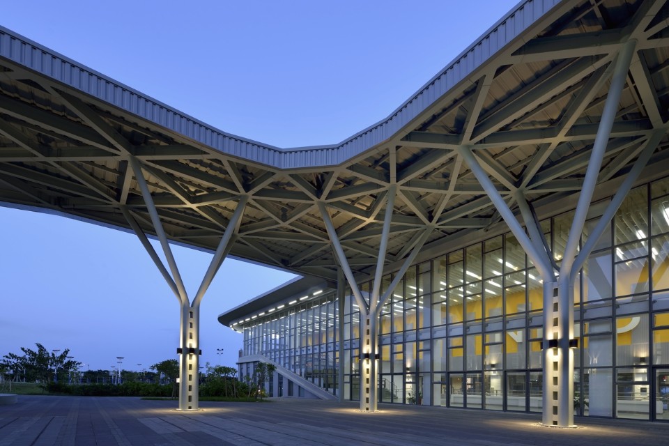 中庭鋼棚鋼柱；圖片提供：境向聯合建築師事務所
