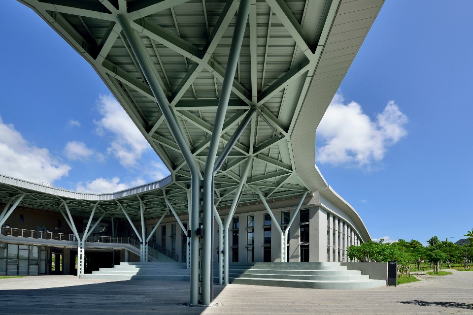 中庭鋼棚與游泳館屋頂銜接；圖片提供：境向聯合建築師事務所