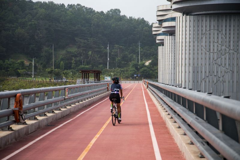 只有自行車可以通行的大橋，是不是很有誠意！(賴維屏提供,來源:BikeMagazine)