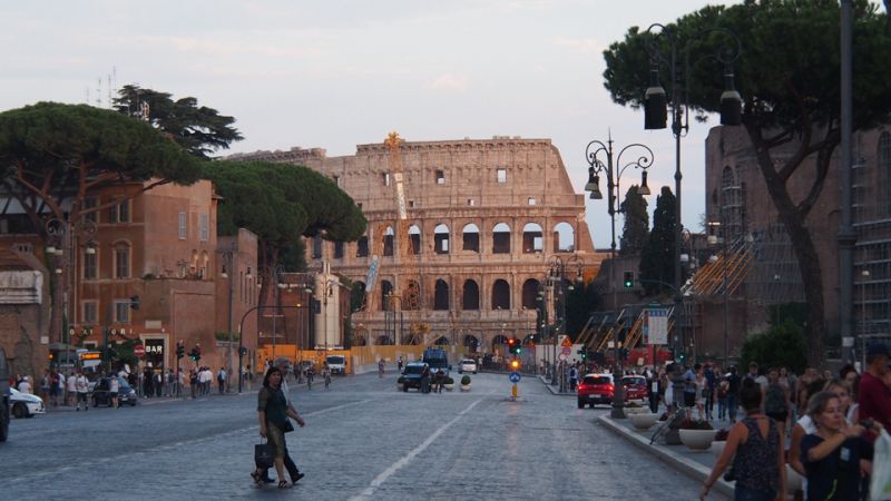 羅馬競技場旁的街景；圖片提供：何熊貝／何?融