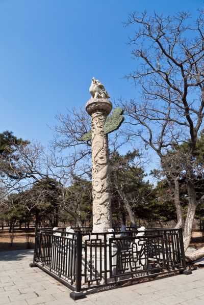 華表也稱神道柱，古代用以表示王者納諫或指路的木柱。