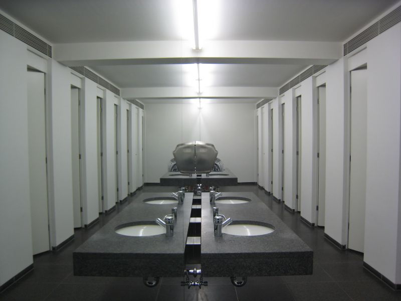 廁所，因為鏡面而讓空間有擴增的效果。(攝影/林芳怡)