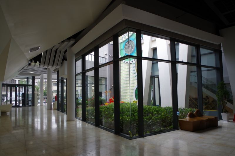 彰化縣立美術館中庭與通廊；攝影：王進坤