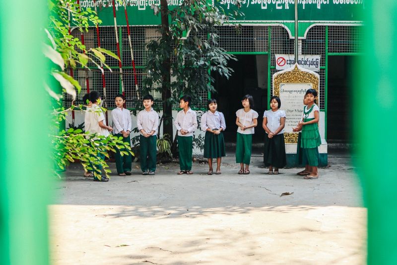小學生下課前要站在校門口唱校歌（圖片來源：許詩美）