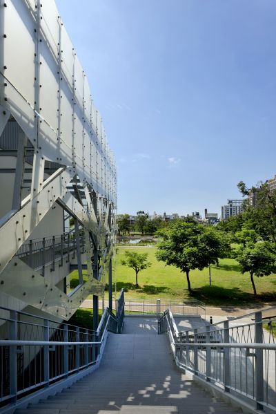 由大樓梯走向公園；攝影：鄭錦銘