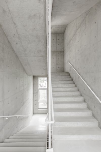 經由一道白色、充滿陽光的去物質性的樓梯轉折垂直而上;圖片提供/張瑪龍+陳玉霖聯合建築師事務所(攝影：鉉琉工作室)