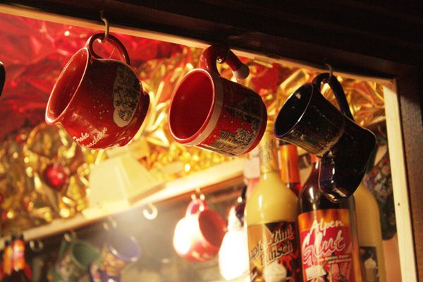 收集紅酒馬克杯也是逛市集的樂趣之一（圖片來源：Flickr cc@Adelina Horn）
