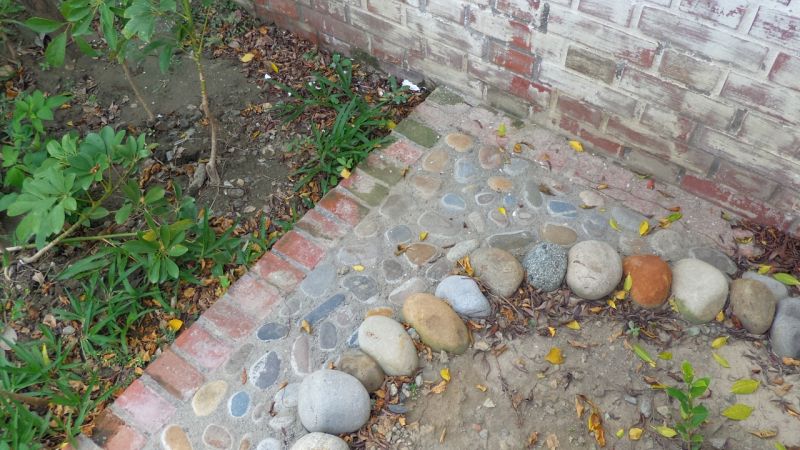 前院卵石與牆面、花圃接合細部；攝影：王進坤