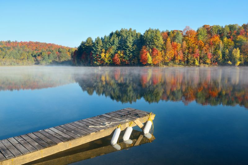 新英格蘭區以秋色著稱，秋楓在湖水晨霧的襯托下更顯脫俗。（Photo｜123RF）