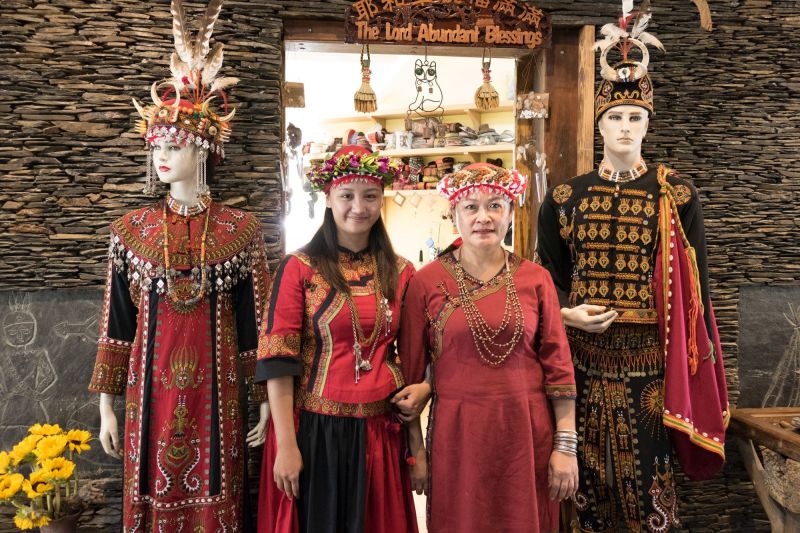 美麗的部落女子與媽媽著傳統服飾熱情迎賓。（蘇國輝攝影）