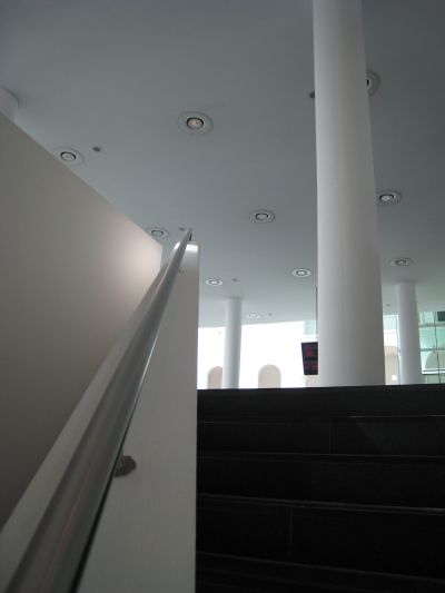 四隅的樓梯各有不同時期的美學表現。