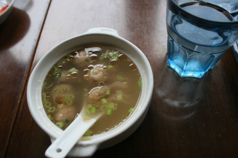 「肉燕湯」是馬祖隨處可見的家常菜，肉燕的內餡與外皮皆由豬肉製成，咬起來爽脆的口感，讓人回味再三。（圖片提供／余政哲）