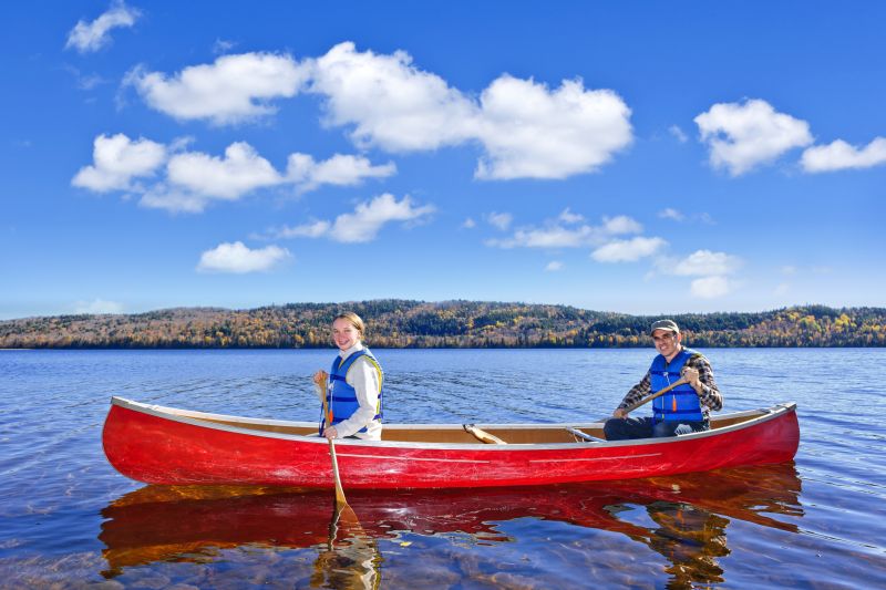 划船遊湖， 也是在阿岡昆國家公園很受歡迎的賞楓方式之一。（Photo｜123RF）