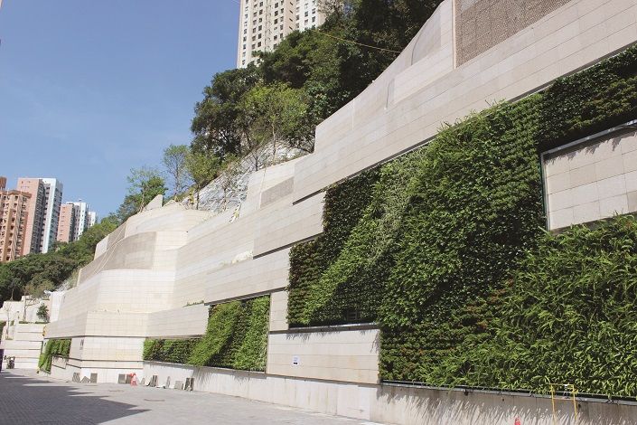 綠牆可以吸收聲能，有效降低噪音反射累積；圖片提供 / Arup