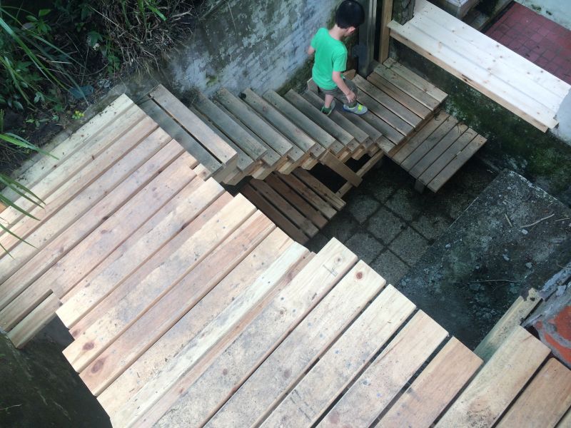 小暖蛋青年過港老警舍再造完成的木作樓梯;攝影/吳宜晏