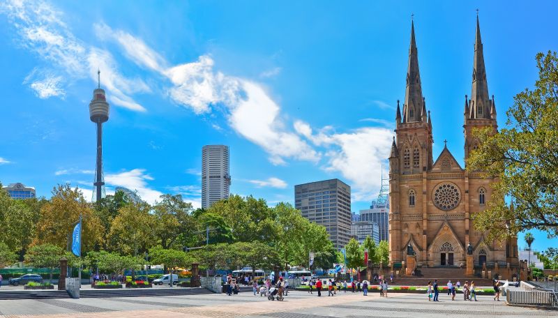 雪梨塔與聖瑪麗亞大教堂，剛好就在同一區域中，是觀光客必訪景點。（照片提供：123RF）