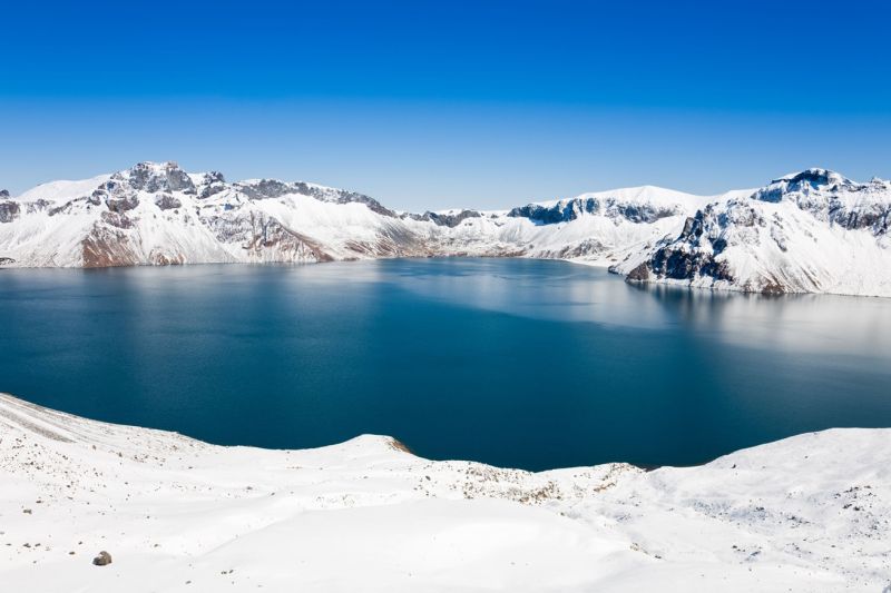 長白山上最有名的天池，冬天蒙上白雪更美。(圖片來源:欣傳媒)