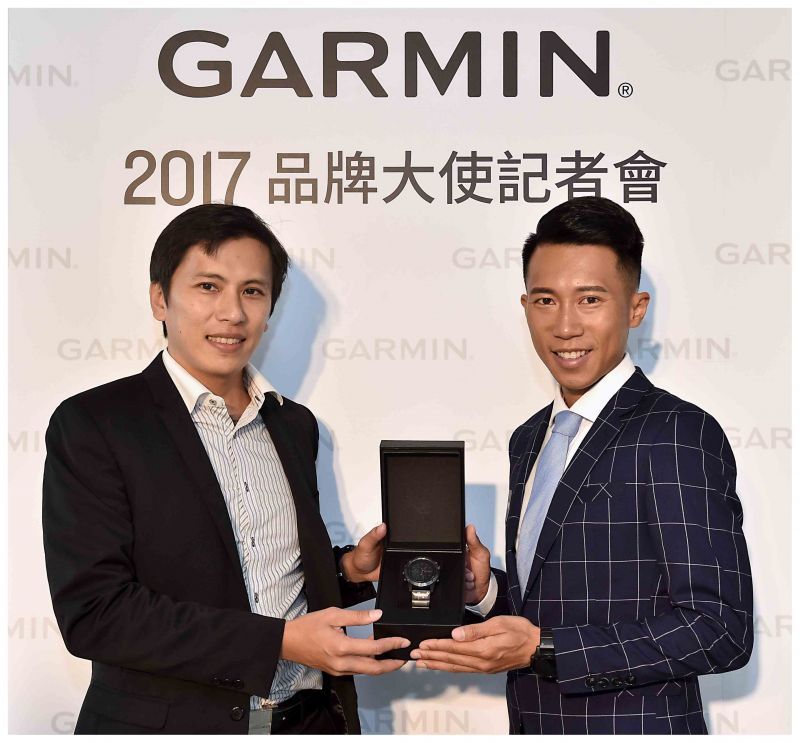 Garmin特別送上專屬陳彥博的f?nix 5X，於錶身雷雕陳彥博的親筆簽名，象徵雙方將往共同目標邁進。(Garmin提供)