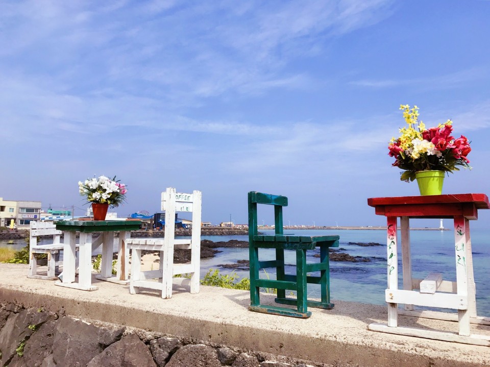 色彩繽紛的小木椅，為海岸增添可愛氣息。(photo by 百穗)