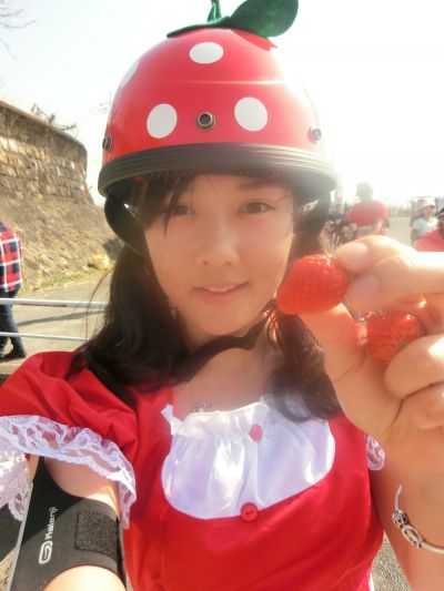 台灣草莓在日本拿到的第一顆草莓。(賴維屏提供)