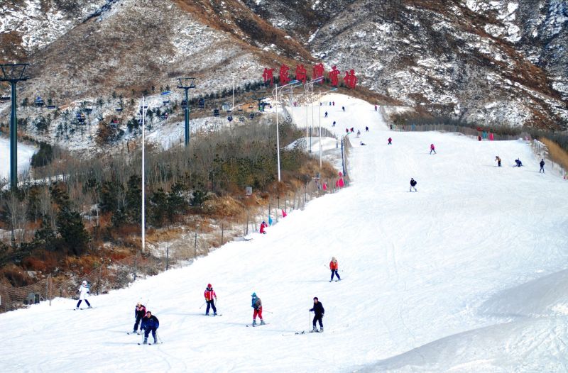 遼寧何家溝滑雪場遊樂主題眾多，滑雪泡湯還可享用海鮮。