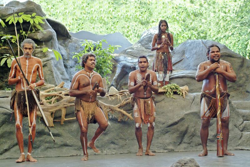 賈布給族原住民為觀光客表演傳統舞蹈與樂器。（Photo│123RF）