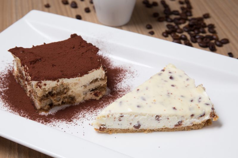 經典手工提拉米蘇、自製起司 蛋糕，是主廚得意之作，使用兩種 起司加入巧克力碎片，奶味清新輕 盈。(蘇國輝攝)