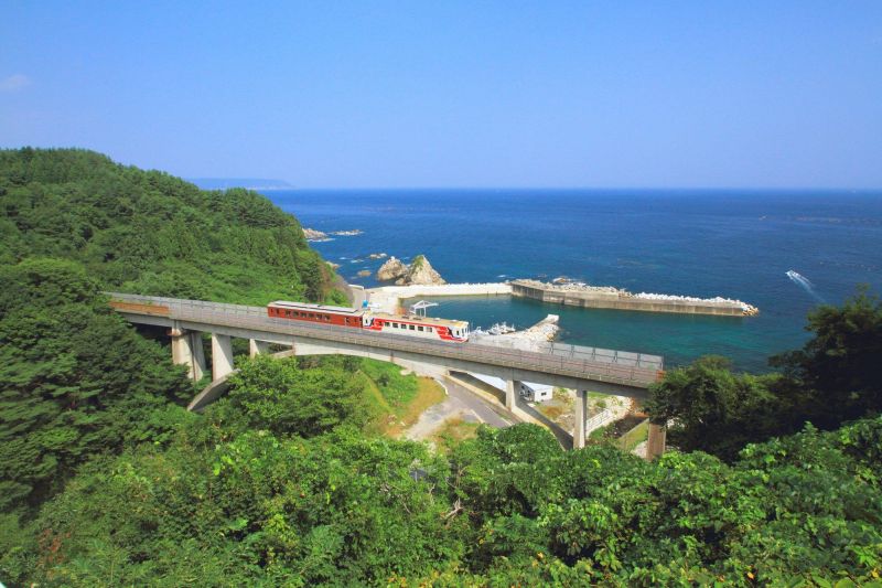 行駛三陸鐵道的過程中絕對要保握時間欣賞美麗的海景（圖片來源：樂天旅遊）