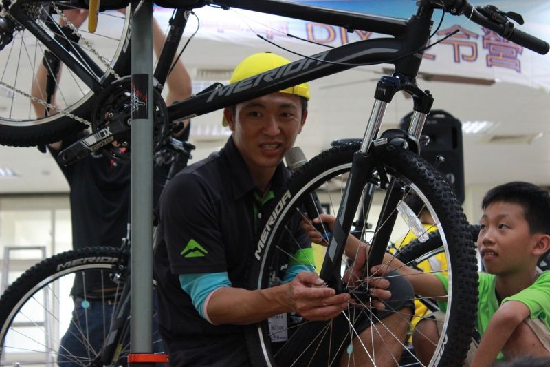 美利達贊助單車DIY夏令營，由美利達贊助安排全台最專業的技師團隊，指導學員親手組裝自行車。(MERIDA提供)