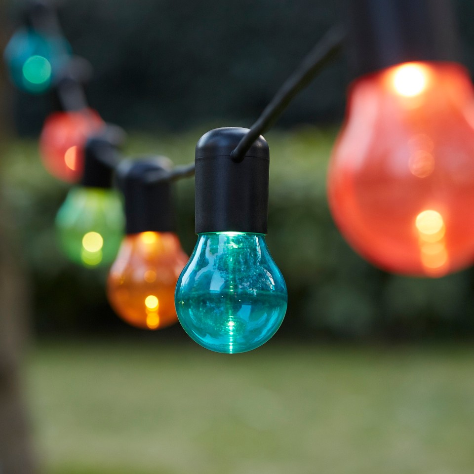 小吊燈不僅用於照明，在戶外很有節慶與Party的歡樂氣氛。