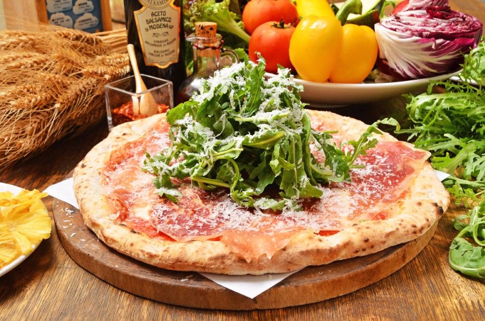 帕馬火腿芝麻葉披薩（拿波里披薩） NT$550／芝麻葉是歐洲常入菜的蔬菜，搭配熟成良好的帕馬火腿，是十足義大利風情的披薩口味！