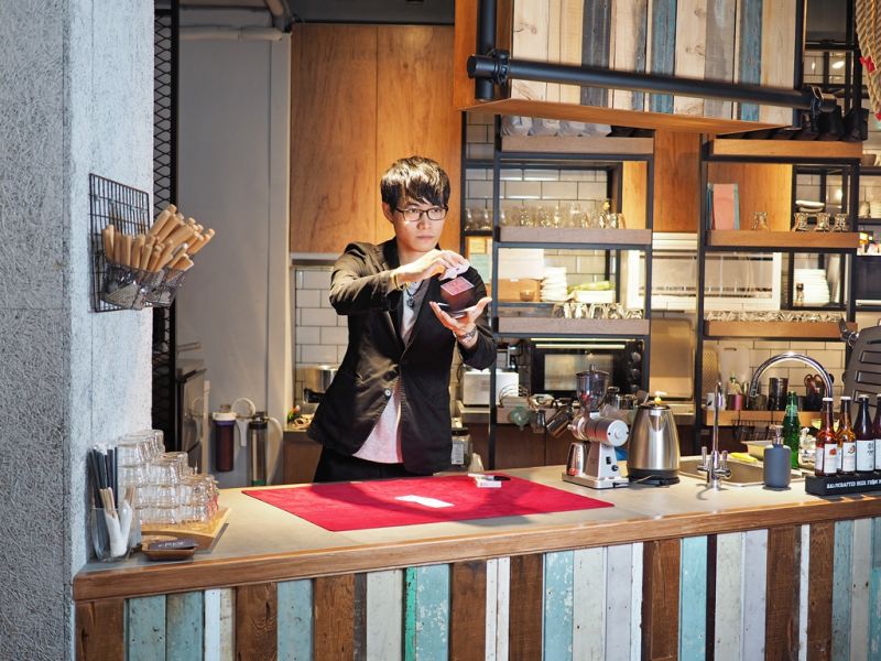 Crew Cafe為台灣首家結合咖啡、魔術、表演藝術的場域，置身其中猶如親臨劇場。（劉宸嘉 攝影）
