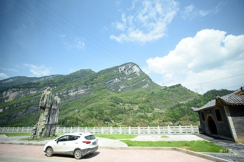 沿著烏江看出去的風景有點類似台灣花蓮的太魯閣地形樣貌，只是更加峻峭 (圖片來源：許傑)