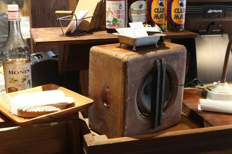 全檜木製的復古喇叭放送著日文歌曲，男歌手渾厚而具有溫度的嗓音縈繞店內（盧育君 攝影）