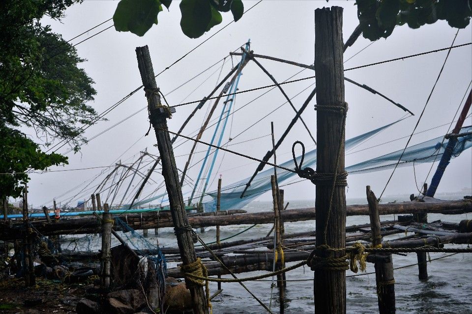 「Chinese fishing nets」傳聞是鄭和下西洋引進的捕魚方式。（Photo | 老黑）
