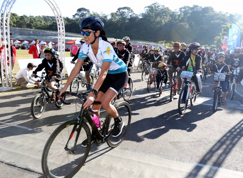 名模王麗雅在日月潭單車嘉年華會10K組領騎。中華民國 自行車騎士協會／提供。