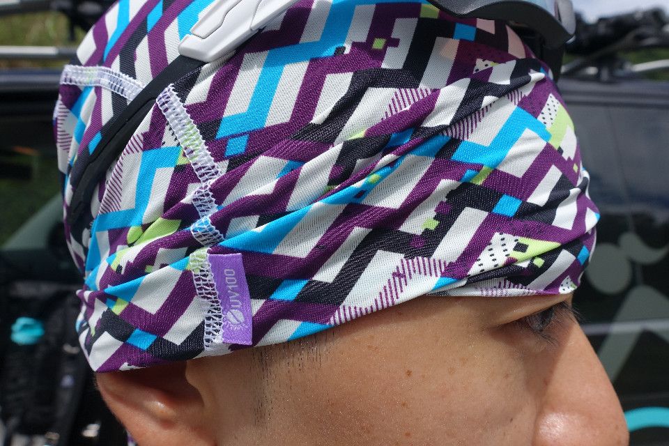 頭巾的用法多變，UV100今年出了許多亮麗的配色，很適合搭配各種風格的戶外活動。(Cliff 攝)