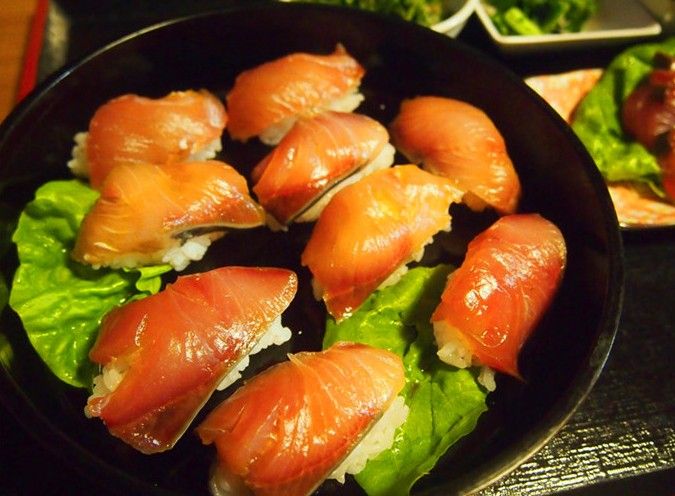 口味上稍甜的島壽司，魚肉鮮美肥嫩。（圖片來源：擷取自http://www.gnavi.co.jp/amex/article/0002）