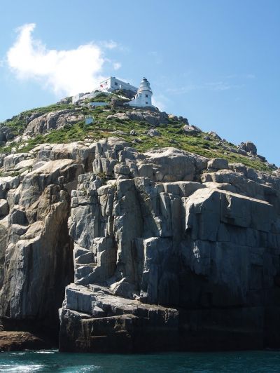 百年東引燈塔孤懸在小島崖壁間。（劉宸嘉攝影）