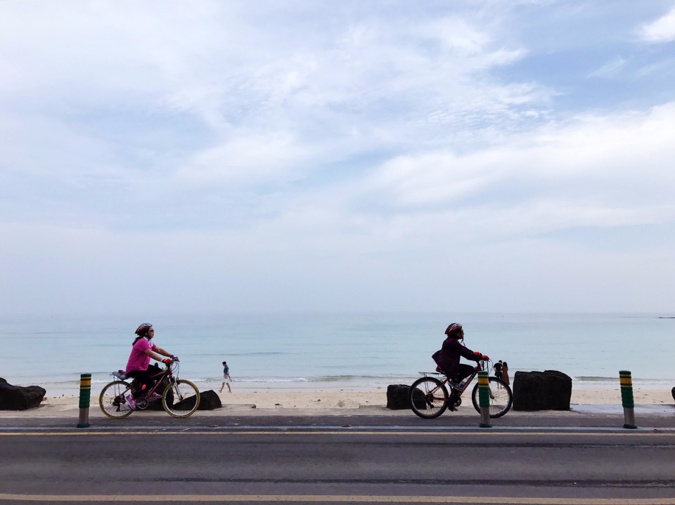 輕鬆慢騎時，更能享受海天一色的美景。(photo by 百穗)